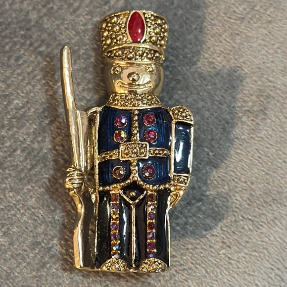 Vintage Toy Soldier Pin Brooch Nutcracker Enamel Silver Tone Metal Rhinestones - Picture 4 of 9